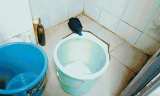 Bé gái không may ngã lộn đầu vào một trong hai chiếc xô và chết đuối. Ảnh: Shanghaiist