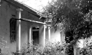 Nhà chưa được đền bù, giải phóng mặt bằng nằm trong khuôn viên trường. Ảnh: Hoàng Lam 