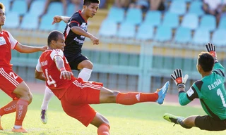 Đồng Tâm Long An (áo đen) hòa may mắn trước Đồng Nai. Ảnh: Dương Thu