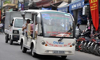 Hà Nội đã đưa ôtô điện vào sử dụng từ năm 2010 nhưng phương tiện này vẫn phải chen lấn giữa dòng xe cộ khác trên phố khiến nhiều người e ngại. 