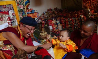 Đức Pháp Vương Gyalwang Drukpa thực hiện nghi thức ân chứng cho một bậc hóa thân (Tulku), 2012