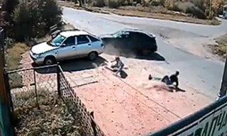 Sang đường bất cẩn, ôtô hất bay người đi xe máy