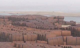 Hàng chục ngàn thùng phuy từng được dùng để chứa nhiên liệu nằm lăn lóc trên đảo Kotelny. Ảnh: RT