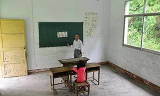 Ông Xie và học sinh duy nhất trong một lớp học nhỏ của ngôi trường. Ảnh: China News.