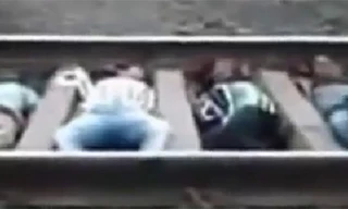 Liều mạng, 4 thanh nằm giữa đường ray khi xe lửa đi qua