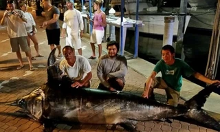 Ba cha con ông Sattar bên chiến lợi phẩm của mình