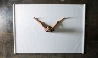 Heather Hansen đến từ New Ỏleans (Mỹ). Cô thực hiện một dự án mang tên "Emptied Gestures". Dự án bao gồm các tác phẩm do cô dùng chính cơ thể của mình vẽ lên. Trong ảnh Heather đang ngồi trên khổ giấy trắng lớn chuẩn bị tạo ra một bức tranh theo phong các