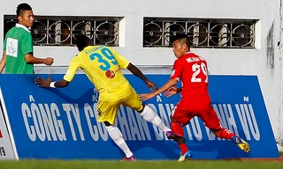 Những pha phạm lỗi không thương tiếc với cầu thủ đối phương của Văn Nam (phải) khiến Samson (trái) có phản ứng trả đũa. ảnh: VSI