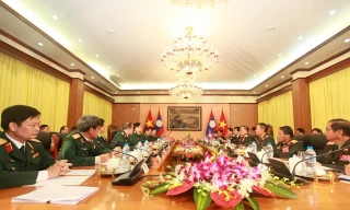 Đại biểu quân sự cấp cao 2 nước hội đàm. Ảnh: Infonet 