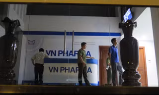 Cơ quan chức năng khám xét trụ sở của VN Pharma. Ảnh: L.N