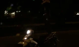 Nam thanh niên cởi trần đứng trên yên xe máy 'diễn xiếc'