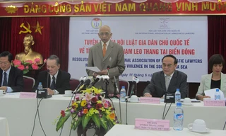 Ông Jitendra Sharman (giữa) đại diện Hội Luật gia Dân chủ Quốc tế đọc Tuyên bố về tình trạng vi phạm leo thang tại biển Đông. Ảnh: Bình Giang