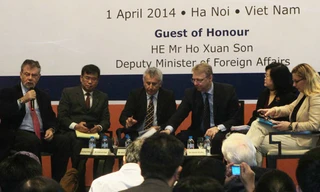 Các học giả trao đổi tại hội thảo (GS Joseph Weiler ở bìa trái). Ảnh: Trúc Quỳnh