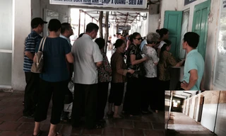 Nhiều máy X quang, siêu âm tại Bệnh viện Thanh Nhàn có thời gian thuê lên tới 10 năm (ảnh lớn) Đây là khu Nhà ăn Bệnh viện Thanh Nhàn được “XHH” tối thiểu 20 năm! (ảnh nhỏ). Ảnh: Tuấn Minh