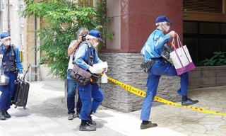 Cảnh sát lục soát căn hộ của nghi phạm.