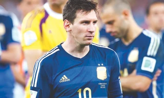 Thất bại ở trận chung kết khiến Messi chưa thể thoát khỏi cái bóng của huyền thoại Diego Maradona. Ảnh: Getty Images.