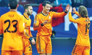 Ronaldo chia vui cùng đồng đội trong ngày Real Madrid lập kỷ lục Champions League. ảnh: Getty Images