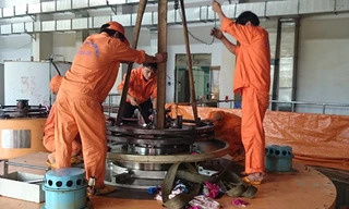 Công nhân Công ty TĐ Ialy xử lý sự cố Thủy điện An Khê