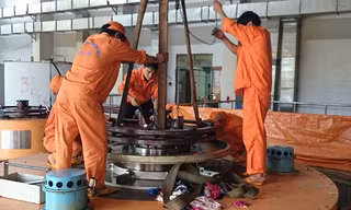 Công nhân Công ty TĐ Ialy xử lý sự cố Thủy điện An Khê