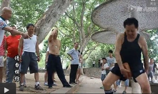 Ông Zhou dùng gạch đập vào "của quý" vẫn bình an vô sự. 