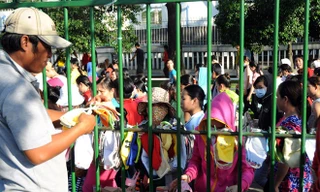 Chợ công nhân sau hàng rào sắt ở Sài Gòn