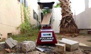 Cho iPhone 6 Plus vào máy xay sinh tố để thử độ bền