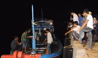 Cơ quan chức năng kiểm tra thiệt hại và nguyên nhân ngay trong đêm tàu QNg 66074-TS vừa cập cảng Lý Sơn.