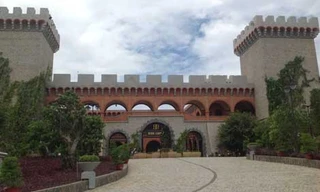 Lâu đài sa thạch chứa rượu vang bên biển Bình Thuận