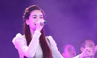 Hồ Ngọc Hà tha thướt áo dài hát cùng học trò