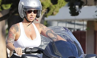 Người mẫu Mỹ mặc đồ gợi cảm lái mô tô 'khủng'