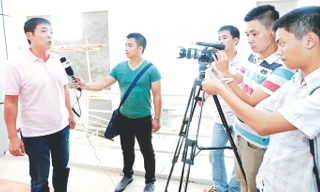 Chủ tịch CLB Hải Phòng Trần Mạnh Hùng tuyên bố với báo chí sẵn sàng bỏ giải nếu VFF xử lý không công bằng các tình huống va chạm ở trận Hải Phòng-Hà Nội T&T cuối tuần trước. ảnh: VSI