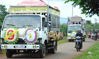 Đoàn người tiễn đưa các cháu về nơi an nghỉ cuối cùng