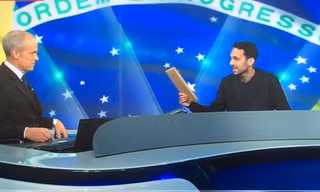 Ảo thuật gia Dymano giao phong bì có chứa đĩa CD lời dự đoán của mình cho chương trình. Ảnh chụp màn hình