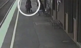 Em bé sống sót kì diệu sau khi ngã vào đường ray xe lửa