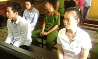 Bị cáo Châu và Tâm ngồi hàng ghế đầu đều bị truy tố cùng về tội Hiếp dâm trẻ em. Ảnh: VnExpress