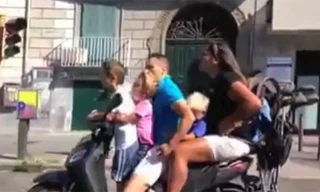 Xe máy chở 5 gây sốc ở Italy