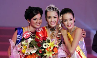 Hoa hậu Mai Phương Thúy (giữa) trong đêm đăng quang