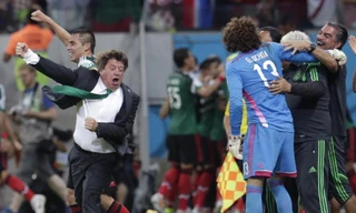 HLV Mexico vui phát cuồng vì chiến thắng