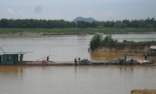 Tàu thuyền hút cát trái phép đang hoạt động tại sông Chu, ở xã Thiệu Nguyên, huyện Thiệu Hóa (Thanh Hóa.) Ảnh: Hoàng Lam