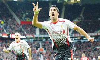 Luis Suarez mang lại ác mộng cho Manchester United ngay tại Nhà hát của những giấc mơ. Ảnh: Sport Images