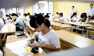 Thí sinh đang làm bài thi môn Toán tại hội đồng thi Học viện Ngân Hàng - Hà Nội kỳ thi năm 2014. Ảnh: Như Ý