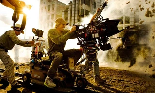  Michael Bay trong một cảnh quay cháy nổ của “Transformers” phần 4