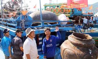 Ngư dân Đà Nẵng đồng loạt ra khơi chiều 15/5. Ảnh: Hoài Văn