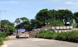 Cầu nối khu đô thị Mỗ Lao với đường Lê Văn Lương “đắp chiếu” nhiều năm. Ảnh: Minh Tuấn