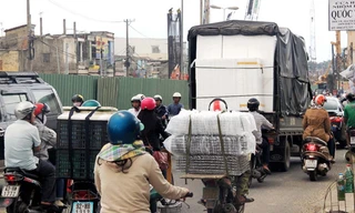 Theo đại diện Sở GTVT Đà Nẵng phương án phân luồng dự án Ngã ba Huế chỉ tạm thời nên không thể chia sẻ luồng tuyến với Bến xe phía Nam, dù nhiều lúc gây ách tắc giao thông khu vực nội đô. ẢNH: NGUYỄN HUY