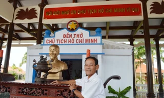 Chú Bảy Khoa trước ngôi đền được tôn tạo, gìn giữ cẩn. trọng Ảnh: Trọng Duy