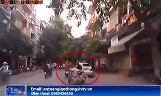 Xe máy kéo xe hàng cồng kềnh “làm xiếc” trên phố đông