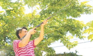 PV Tiền Phong thử sức công phá của loại súng cồn tự chế