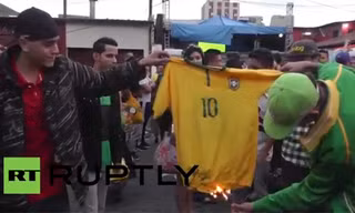 Bức xúc với trận thua thảm bại, CĐV Brazil đốt áo Neymar