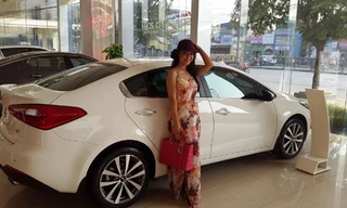 BTV Kim Xuyến - vợ ca sĩ Đăng Dương không giấu giếm hạnh phúc khi được chồng tặng chiếc ô tô cô yêu thích từ lâu.